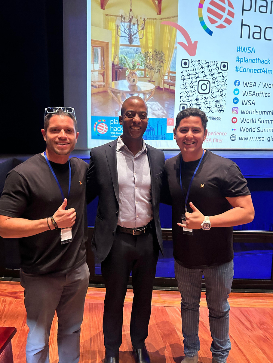 Alan junto a emprendedores